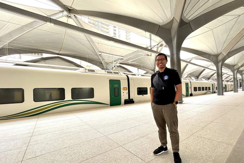 SELESA DAN PANTAS: Wartawan Encik Muhaimin Suzaini setibanya di Madinah dari Jeddah melalui Kereta Api Berkelajuan Tinggi (HSR), yang mana perjalanan mengambil masa sekitar satu setengah jam.
