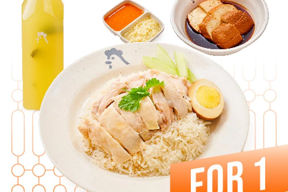 Set nasi ayam untuk seorang, disajikan dengan air limau dan juga tauhu rebus dalam sos soya. Ia dijual pada harga $9.80.