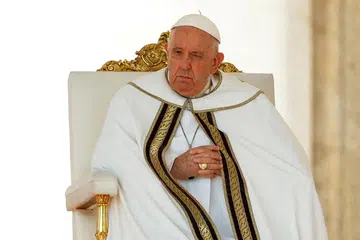 Paus Francis yang sedang dirawat di hospital akibat radang paru-paru berganda, tidur lena sepanjang malam dan kini sedang berehat, menurut kenyataan ringkas yang dikeluarkan oleh Vatican pada 27 Februari.
Pemimpin Katolik berusia 88 tahun itu kini memasuki hari ke-14 di Hospital Gemelli, Rome, selepas mengalami jangkitan pernafasan yang serius sehingga menyebabkan pelbagai komplikasi.