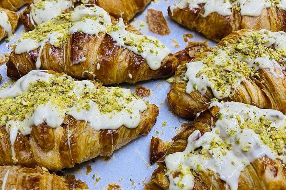 Roti kroisan pistasio ‘Kunafa’ antara produk baru yang ditawarkan di Julie Bakes. 