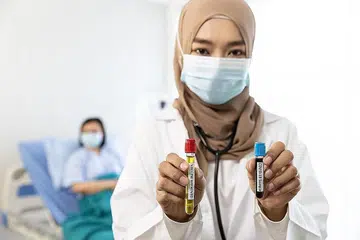 JANGAN WASWAS: Usah menjadi sebab wabak berlanjutan hanya kerana kita masih waswas atau keliru dengan vaksin, ekoran khabar-khabar palsu dan maklumat yang tidak tepat yang kita dengar di media-media sosial. - Foto hiasan ISTOCKPHOTO