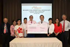 SUMBANGAN BESAR: Encik Harry Fung (kelima dari kiri) menyampaikan cek bagi derma $1 juta beliau kepada Profesor William Hwang, Ketua Pegawai Eksekutif NCCS, dengan disaksikan kakitangan pengurusan pusat itu. Derma tersebut akan diguna untuk membantu pesakit memerlukan serta penyelidikan barah di NCCS. 