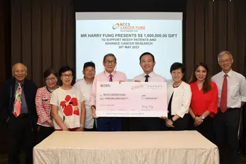 SUMBANGAN BESAR: Encik Harry Fung (kelima dari kiri) menyampaikan cek bagi derma $1 juta beliau kepada Profesor William Hwang, Ketua Pegawai Eksekutif NCCS, dengan disaksikan kakitangan pengurusan pusat itu. Derma tersebut akan diguna untuk membantu pesakit memerlukan serta penyelidikan barah di NCCS. 
