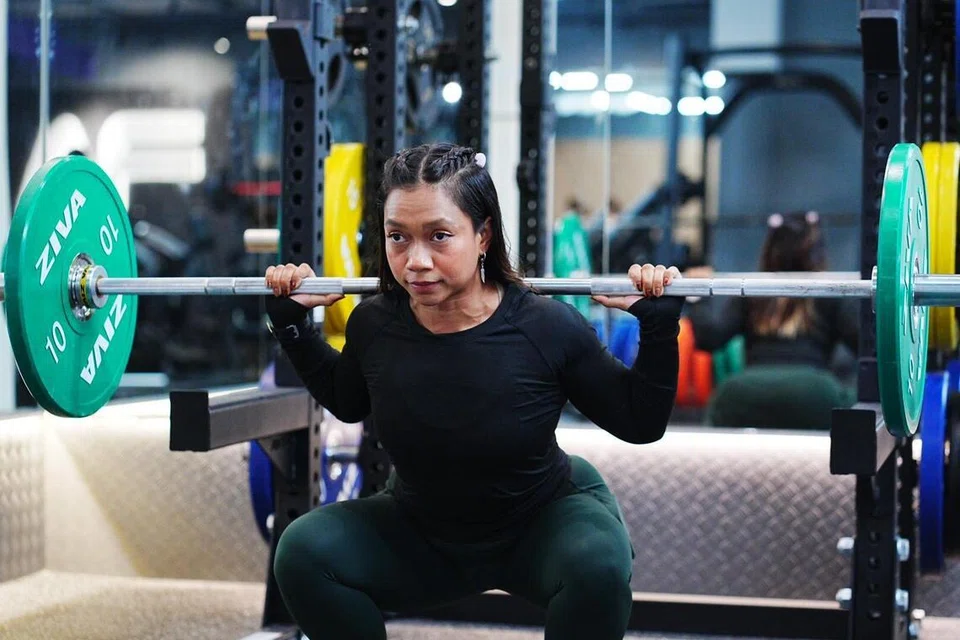 Cik Siti Maryam Abdul Rahman, 32 tahun, kini bertugas sebagai jurulatih peribadi sejak Ogos 2022 dan aktif melatih ibunya tiga kali seminggu di Anytime Fitness Downtown East.