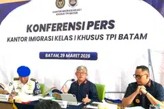 Pegawai imigresen Indonesia Encik Ujo Sujoto (tengah), mengadakan sidang media berhubung siasatan dakwaan peras ugut pelancong asing di Batam, di Pejabat Imigresen Batam pada 29 Mac 2026. Pihak berkuasa mengesahkan terdapat petunjuk salah laku melibatkan orang tengah dan seorang pegawai, yang kini telah digantung daripada tugas sementara siasatan lanjut dijalankan.