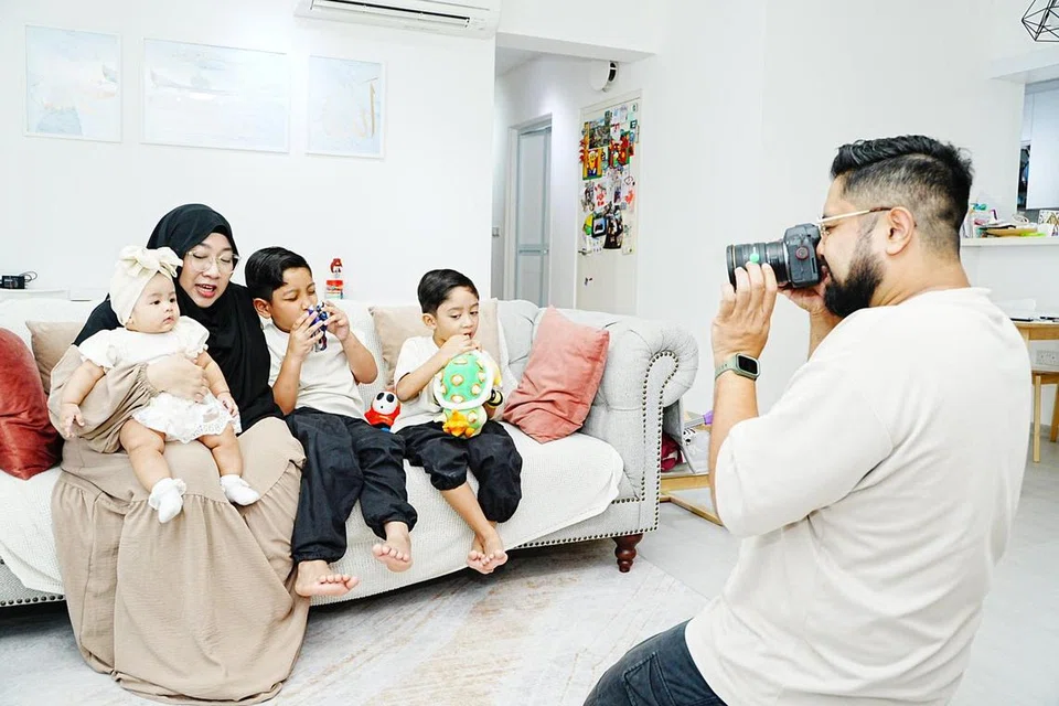 Sebagai jurugambar bebas, Encik Zharfan lebih biasa berada di belakang kamera dan memetik gambar-gambar keluarganya.