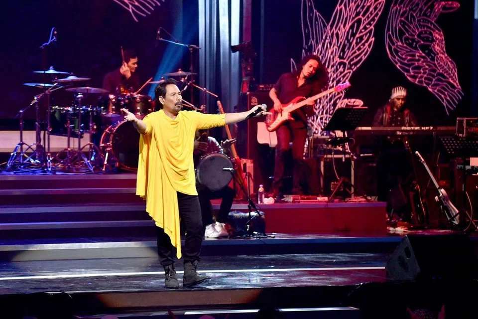 BERSEMANGAT: Datuk M. Nasir memberi persembahan cukup bersemangat, merangsang penonton supaya sama-sama menyanyi sepanjang konsert dua jam setengah di MES Theatre Jumaat lalu.- Foto MEDIACORP SURIA