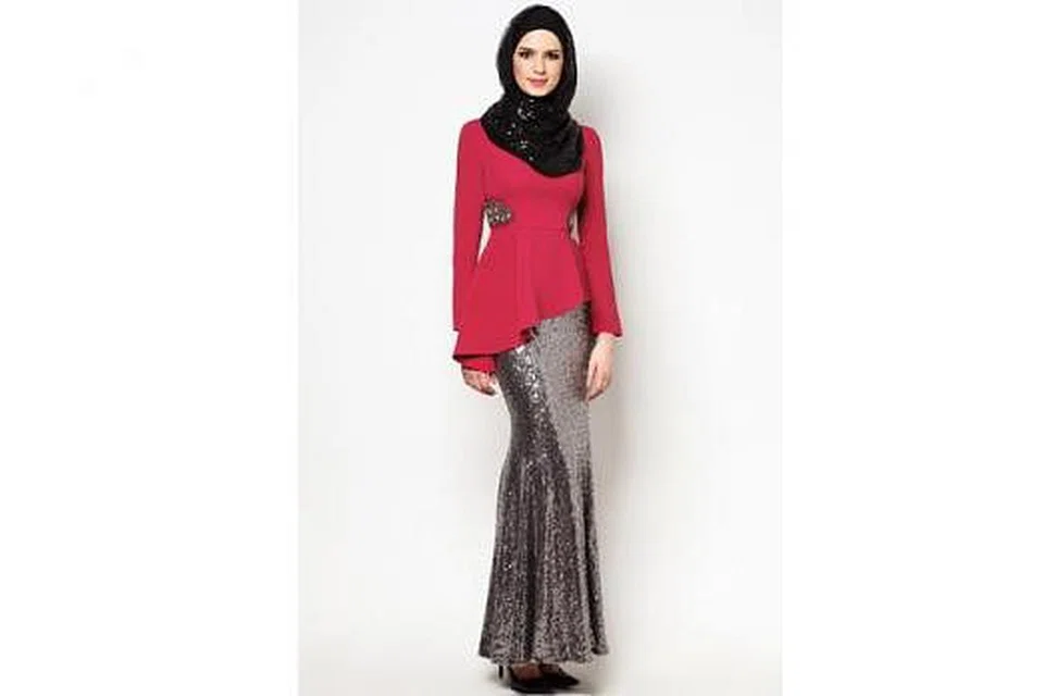 TARIK PERHATIAN: Gaun panjang manik-manik ($59.90) dan baju peplum merah ($34.90) yang dihiasi dengan permata ini pasti akan menarik perhatian ramai apabila Raya nanti. Harganya juga tidak terlalu tinggi. - Foto-foto ZALORA SG 