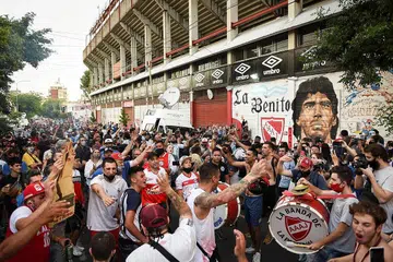 RATAPI: Peminat pasukan bola sepak meratapi pemergian Maradona, di luar Stadium Diego Armando Maradona, Buenos Aires. - Foto REUTERS