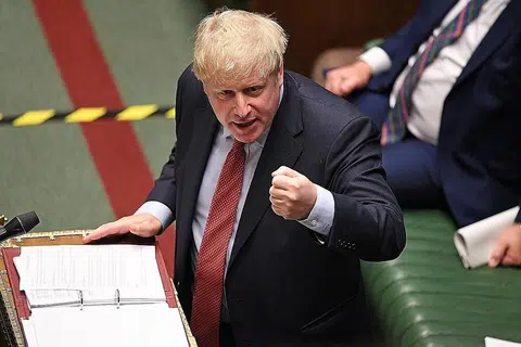 MAHU KEPUTUSAN DITARIK BALIK: Anggota Parlimen Parti Konservatif, yang dianggotai Encik Boris Johnson, bertekad memaksa pemerintah menarik balik keputusan yang diambil Januari lalu untuk membenarkan Huawei membekalkan peralatan 5G kepada Britain. - Foto REUTERS