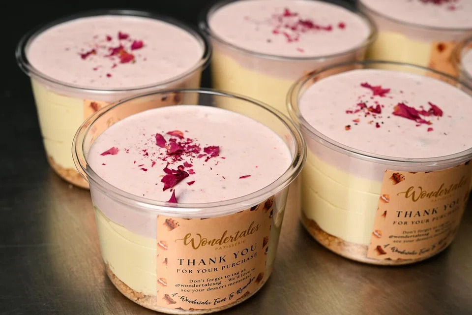 Kek keju strawberi yang disajikan dalam cawan merupakan perisa terkini yang dikeluarkan oleh Wondertales Patisserie pada harga $5.80. 