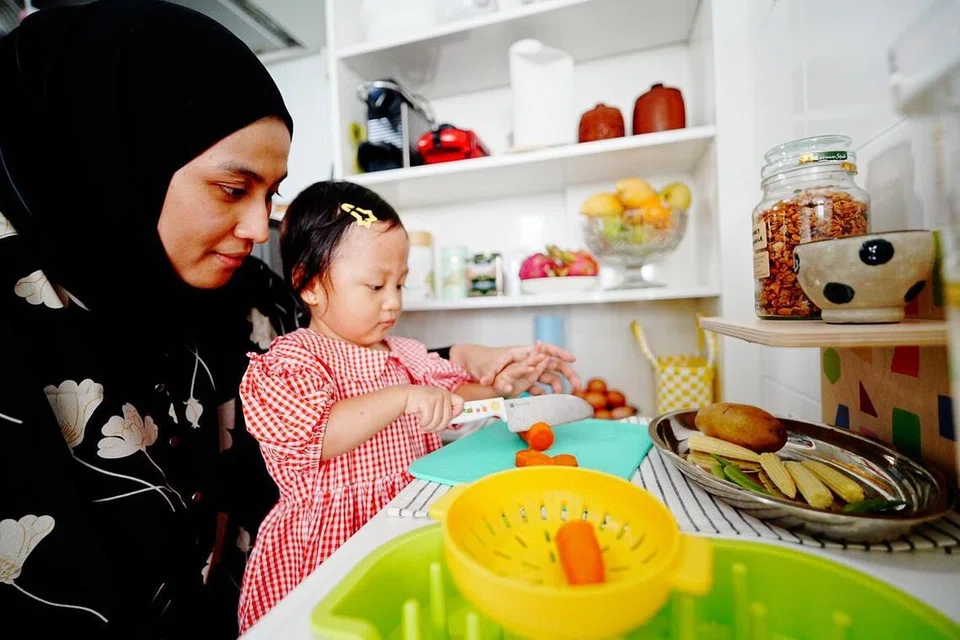 Cik Khadijah Abdul Majid, kerap melibatkan anaknya, Sarah Muhammad Zaini, dalam penyediaan makanan seperti memotong buah dan sayur menggunakan pisau yang selamat digunakan kanak-kanak.