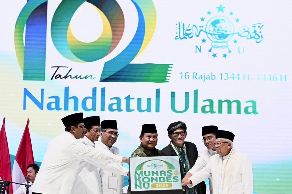 Presiden Prabowo Subianto (tengah) bersama pemimpin Nahdlatul Ulama (NU) pada 28 April 2024 ketika menghadiri majlis halal bi halal (perhimpunan selepas Ramadan) anjuran Lembaga Pengurus Besar NU di Jakarta.
