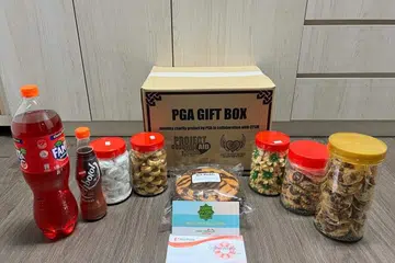 Kuih raya yang diderma itu adalah sebahagian habuan Hari Raya yang bakal disediakan PGA, mengandungi lima botol kuih, kerepek atau snek, satu bungkusan kek, satu botol minuman, baucar berjumlah $10 serta satu sampul wang Hari Raya mengandungi sumbangan Zakat.
