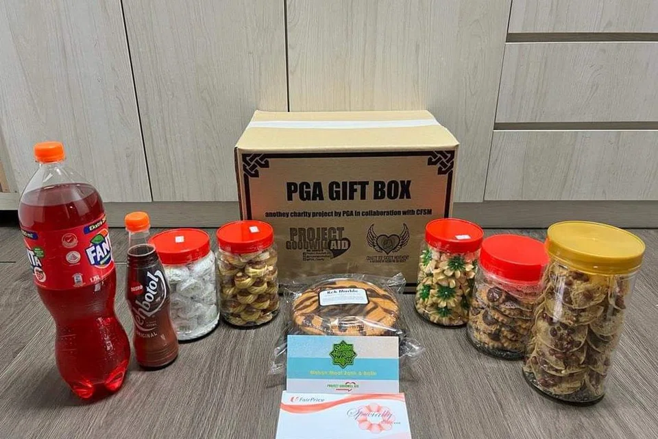 Kuih raya yang diderma itu adalah sebahagian habuan Hari Raya yang bakal disediakan PGA, mengandungi lima botol kuih, kerepek atau snek, satu bungkusan kek, satu botol minuman, baucar berjumlah $10 serta satu sampul wang Hari Raya mengandungi sumbangan Zakat.