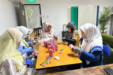 Ustazah Nur Khadijah Ramli (kanan) bersama para relawan membuat persiapan bagi bahan-bahan yang akan digunakan untuk paparan kebun mereka.