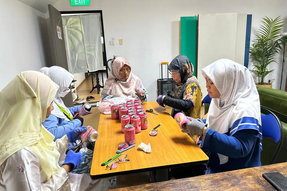 Ustazah Nur Khadijah Ramli (kanan) bersama para relawan membuat persiapan bagi bahan-bahan yang akan digunakan untuk paparan kebun mereka.