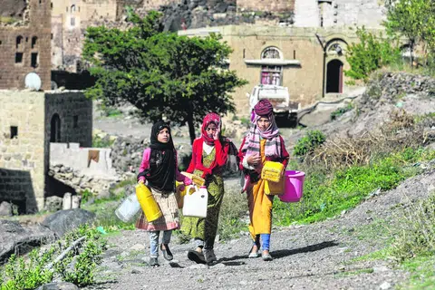 KEMARAU PANJANG: Kanak-kanak perempuan berjalan sambil membawa bekas untuk mengambil air dari paip di Bani Matar, Yaman, pada 24 Ogos 2023. Yaman antara negara paling sukar mendapat bekalan air di dunia, disebabkan kemarau akibat perubahan iklim.