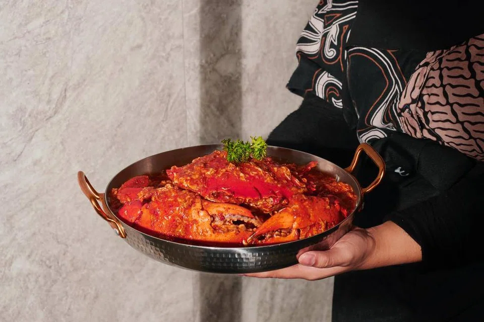 Pelanggan boleh menikmati dua ekor ketam hidup, 500 gram setiap satu, pada harga hanya $60, dimasak dengan pilihan ‘Ketam Cili Istimewa’ atau ‘Ketam Lada Hitam Istimewa’ di Mutiara Seafood. 