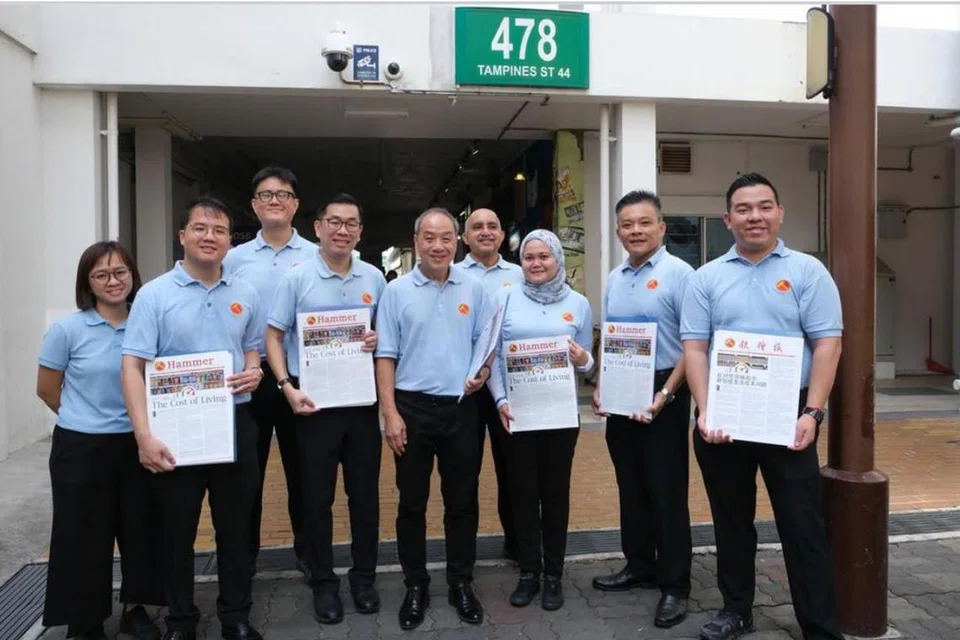 Mantan ketua Parti Pekerja (WP), Encik Low Thia Khiang (tengah) bersama empat calon yang mungkin bertanding di Tampines – Encik Andre Low (dua dari kiri), Encik Jasper Kuan (empat dari kiri), Cik Afifah Khalid (tiga dari kanan) dan Encik Jimmy Tan (dua dari kanan).