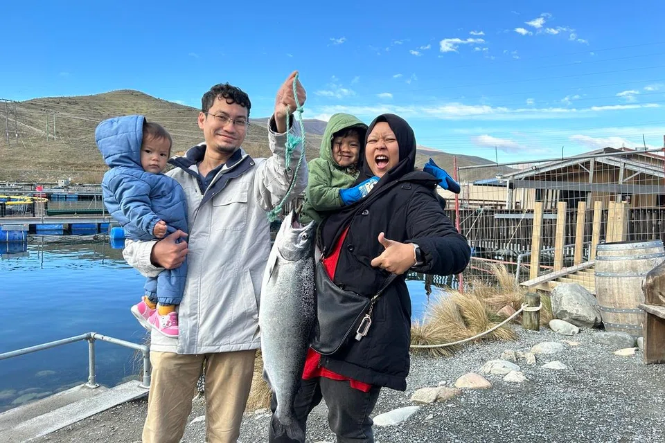 Tangkap ikan salmon dan masak sendiri antara keseronokan bercuti dengan keluarga secara santai di New Zealand. 