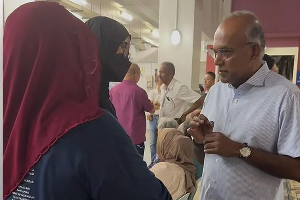 Menteri Ehwal Dalam Negeri merangkap Undang-Undang, Encik K Shanmugam, dihampiri dua wanita semasa Sesi Bertemu Penduduk mingguan atau Meet-the-People Session (MPS) di 107 Yishun Ring Road pada malam 12 Mac.