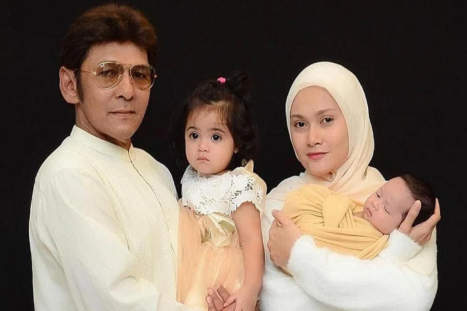 ENGGAN ABAIKAN PEMBERIAN TUHAN: Datuk Jamal Abdillah (kiri) berasakan kelahiran dua anaknya, Nur Azura Yamani (didukungnya) dan El Issac Yamani (bersama isteri Datin Zai Izzati), sebagai peluang buatnya menebus dosa silam. - Foto MSTAR ONLINE