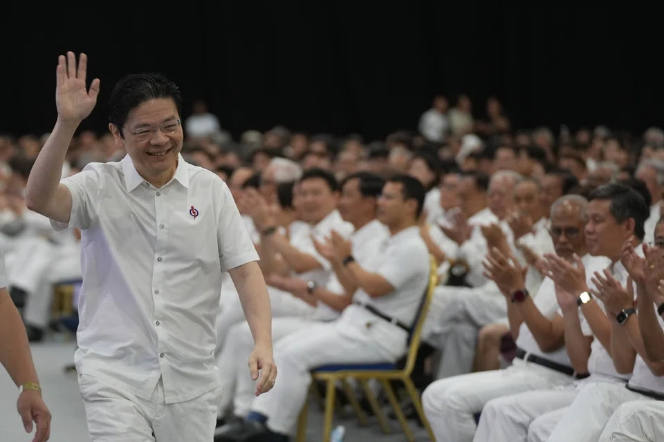Perdana Menteri, Encik Lawrence Wong, yang juga Setiausaha Agung Parti Tindakan Rakyat (PAP) melambai kepada para aktivis sebelum memberi ucapan di Majlis Anugerah dan Konvensyen PAP 2025 pada 9 November yang diadakan di Singapore Expo.
