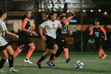 CARI PENDEDAHAN: Izzati (tengah, jersi putih) ketika beraksi dalam Liga Super Wanita FA Selangor untuk FC SWAT menentang FC Spicegals pada 8 Februari. - Foto PERSATUAN BOLASEPAK SELANGOR/FACEBOOK