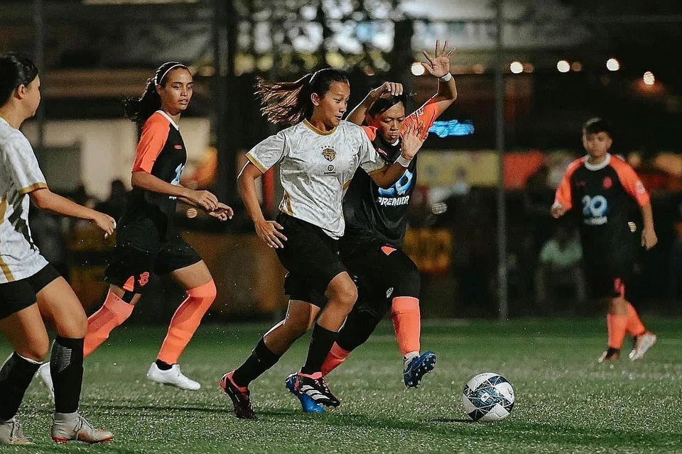 CARI PENDEDAHAN: Izzati (tengah, jersi putih) ketika beraksi dalam Liga Super Wanita FA Selangor untuk FC SWAT menentang FC Spicegals pada 8 Februari. - Foto PERSATUAN BOLASEPAK SELANGOR/FACEBOOK
