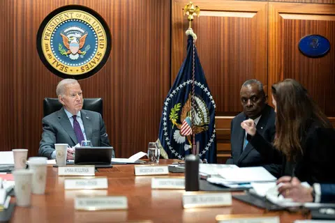 Presiden Amerika Syarikat, Encik  Joe Biden, mendengar  taklimat mengenai serangan dron maut di Jordan dalam satu sesi di Rumah Putih.