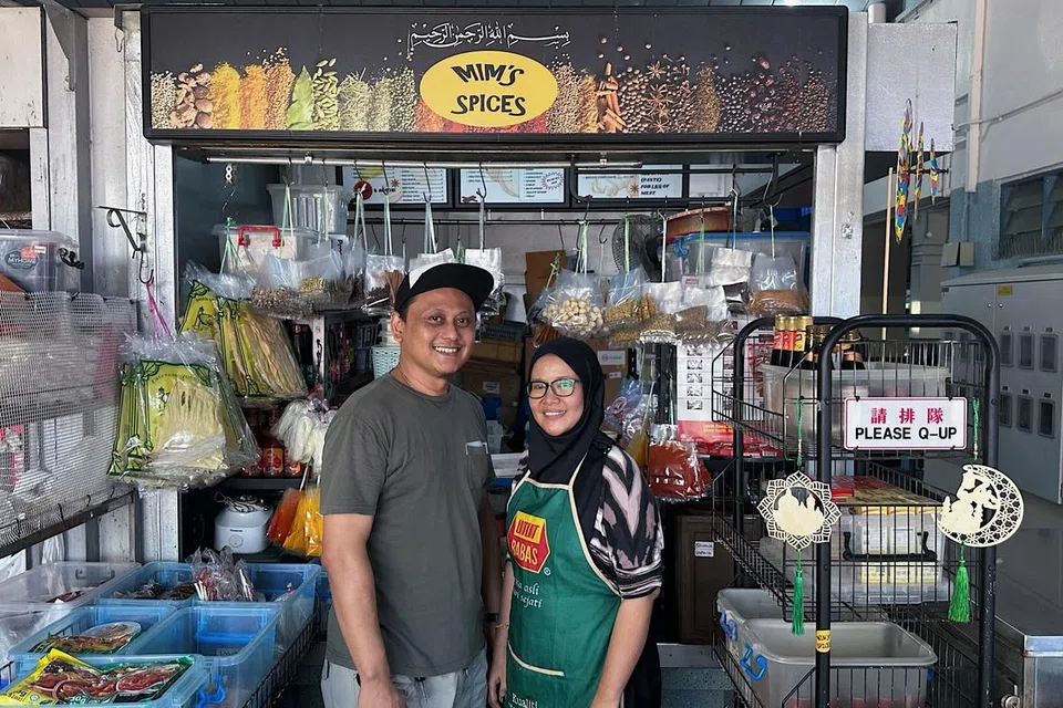 Cik Noorsiah Ibrahim (kanan) bersama suaminya, Encik Juraimee Ab Hamid, kini melanjutkan waktu operasi kedai mereka, Mim’s Spices, namun tidak menetapkan waktu operasi dan hanya akan mengendalikan kedainya itu mengikut kunjungan pelanggan yang diterima pada hari itu. 