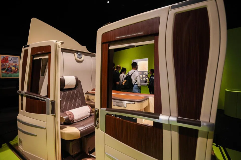 KABIN IKONIK: Antara khazanah yang dipaparkan termasuk kabin tempat duduk suit berprestij di Singapore Airlines A380 yang bersejarah (gambar). Sebagai sebahagian daripada pameran itu, orang ramai juga berpeluang meneroka identiti mereka sebagai warga Singapura melalui pameran tersebut. 