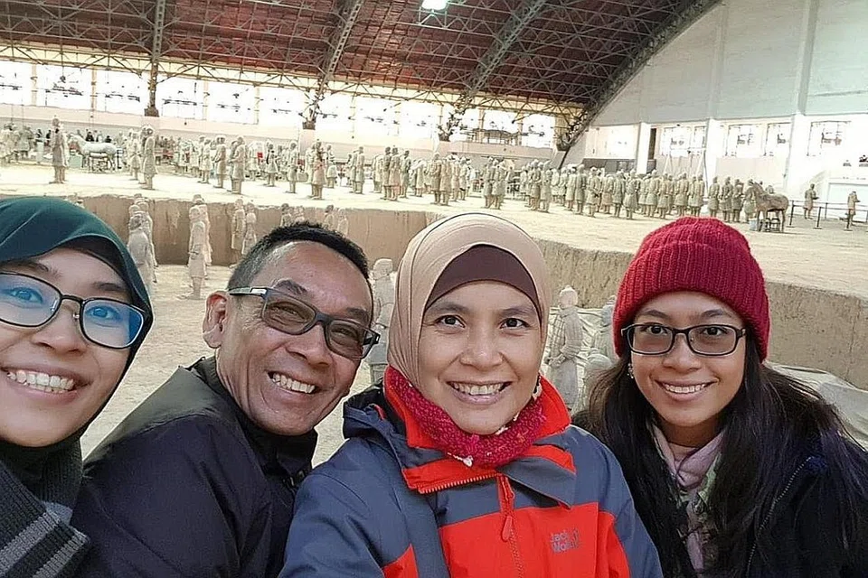 BERSAMA KELUARGA: Encik Nasser Mansor dan famili. (Dari kiri), anak sulungnya, Nur Haziqah, Encik Nasser, isteri, Nurliza Sawi, dan anak bongsunya, Nur Afiqah bergambar dengan patung-patung askar terracotta yang telah dibina ketika di zaman Maharaja Cina yang pertama. - Foto ihsan NASSER MANSOR
