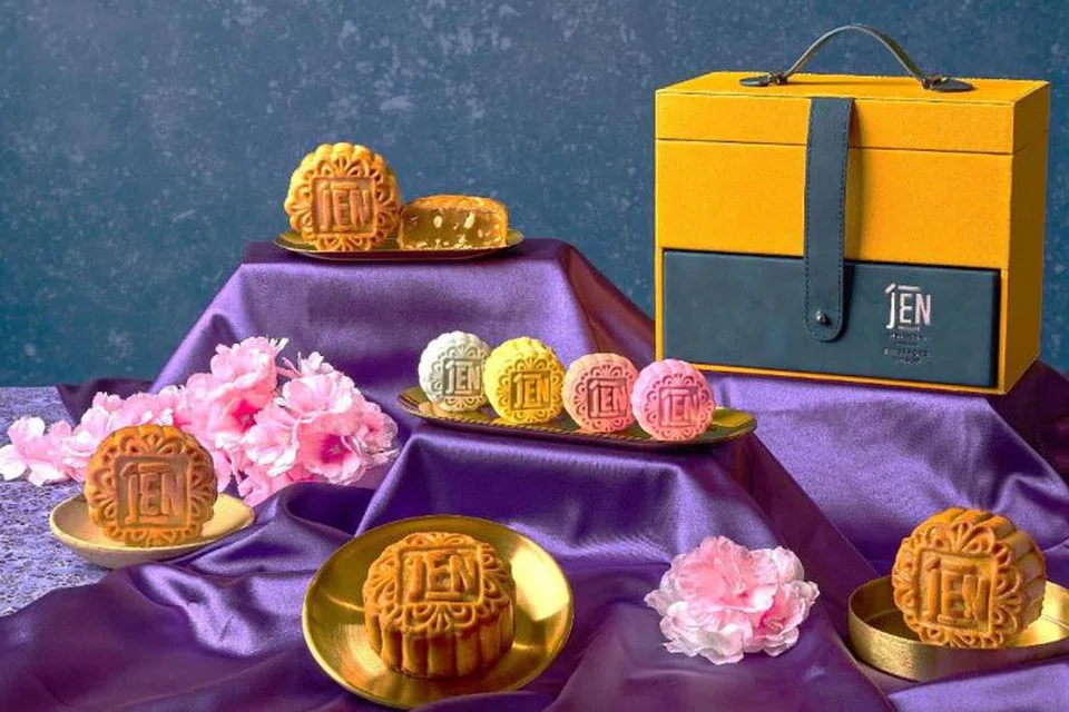 PERISA MENARIK: Selain perisa tradisional, J65 menyediakan empat jenis kuih bulan kulit salji mini. (dari kiri) Putu Piring Mini Salji, Durian (D13) Pengat Mini Salji, Chendol Mini Salji dan Mini Susu Lychee Hokkaido. 