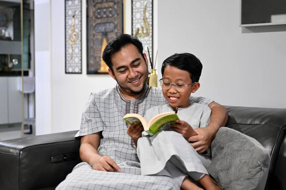 Sebagai kanak-kanak yang sudah biasa bermain permainan popular seperti Minecraft dan Brawl Stars, Ihsan (kanan) memainkan peranan sebagai ‘pengarah kreatif’ yang membantu Encik Razil (kiri) menguji dan menilai sama ada sesuatu ciri itu benar-benar menarik dan sesuai untuk golongan seusianya.