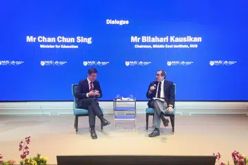 Menteri Pendidikan, Encik Chan Chun Sing, dalam sesi dialog Persidangan Tahunan Institut Timur Tengah (MEI) 2024 bersama Pengerusi MEI, Encik Bilahari Kausikan.