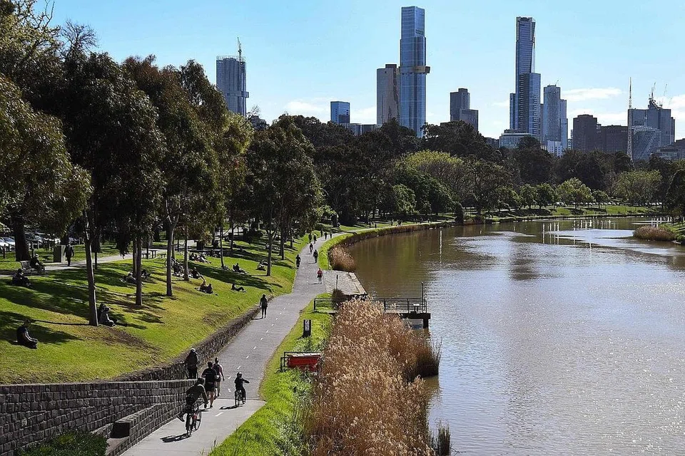 SEKATAN DILONGGAR: Bandar Melbourne mencatat kes jangkitan Covid-19 jauh lebih rendah yang membolehkan beberapa sekatan pergerakan di bandar itu ditarik balik. - Foto AFP