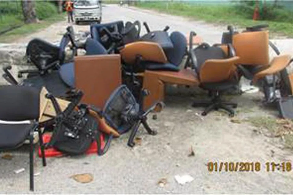Perabot yang dibuang secara haram di Jalan Terusan. - Foto NEA 