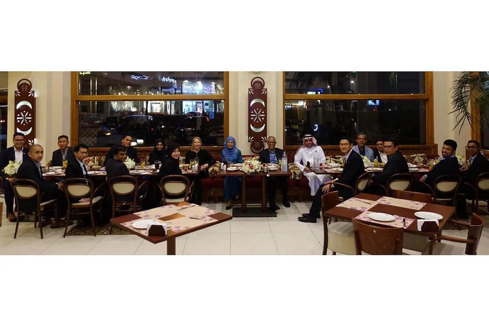 SAMBUTAN MESRA: Encik Saleh menyambut mesra dan menjamu rombongan Singapura dengan sajian makanan tradisional Saudi. - Foto FACEBOOK MASAGOS ZULKIFLI MASAGOS MOHAMAD