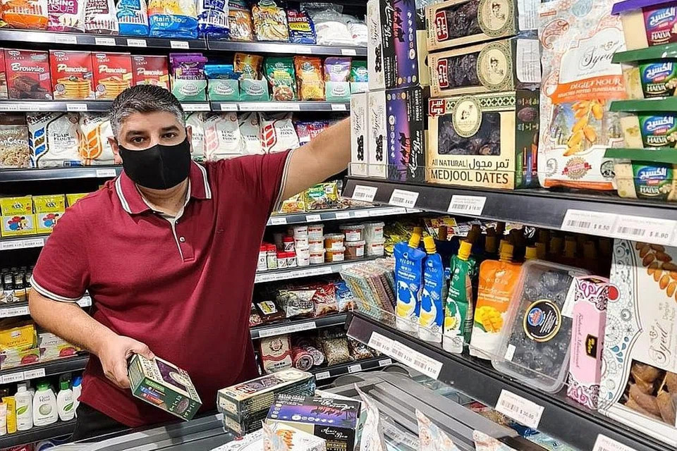 HARAP JUALAN MENINGKAT: Encik Ameeroodin Khairoodeen, pemilik pasaraya SuzyAmeerFrozen Pte Ltd, berharap dapat terus meningkatkan jualan kurma tahun ini di pasar rayanya. - Foto ihsan AMEEROODIN KHAIR