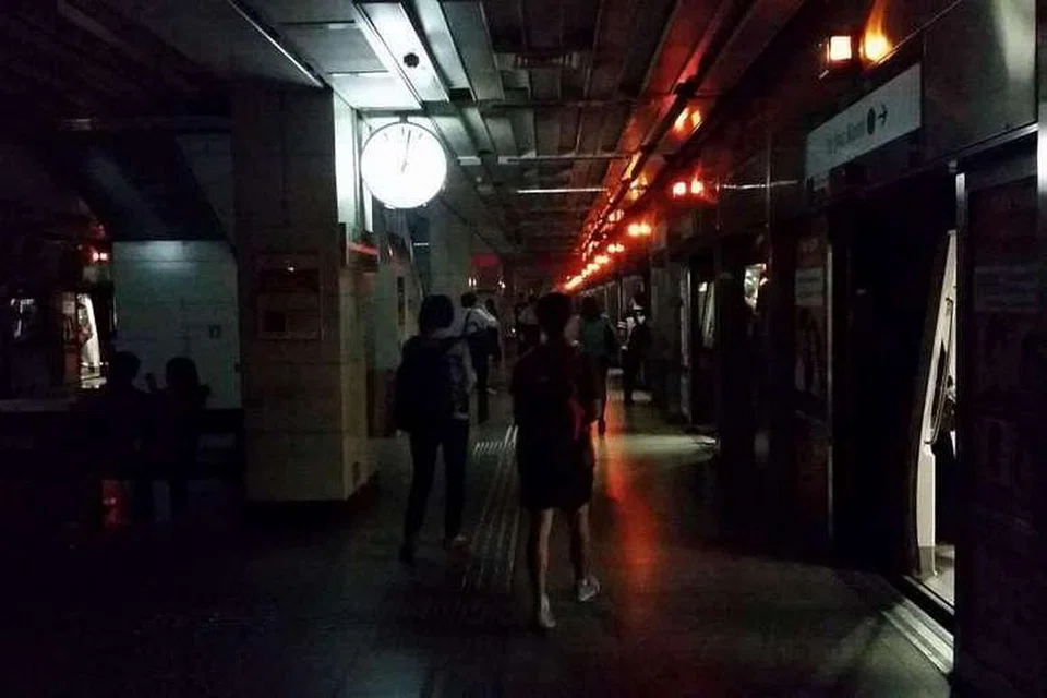 Penumpang berjalan dalam gelap di stesen MRT Tiong Bahru dek kehilangan kuasa pada Isnin (25 April). 