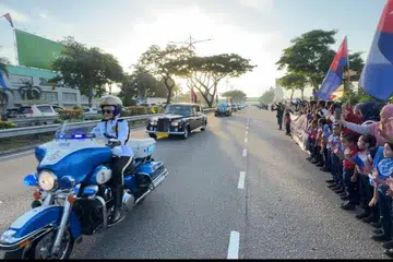 Murid sekolah dan guru antara ribuan rakyat Johor yang berhimpun di tepi jalan untuk memberikan lambaian selamat jalan kepada Sultan Johor, Sultan Ibrahim Iskandar, ke Istana Negara, Kuala Lumpur, bagi Istiadat Melafaz dan Menandatangani Surat Sumpah Jawatan Yang di-Pertuan Agong Ke-17 Malaysia pada 31 Januari.