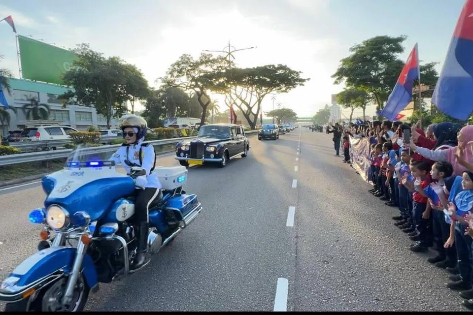 Murid sekolah dan guru antara ribuan rakyat Johor yang berhimpun di tepi jalan untuk memberikan lambaian selamat jalan kepada Sultan Johor, Sultan Ibrahim Iskandar, ke Istana Negara, Kuala Lumpur, bagi Istiadat Melafaz dan Menandatangani Surat Sumpah Jawatan Yang di-Pertuan Agong Ke-17 Malaysia pada 31 Januari.