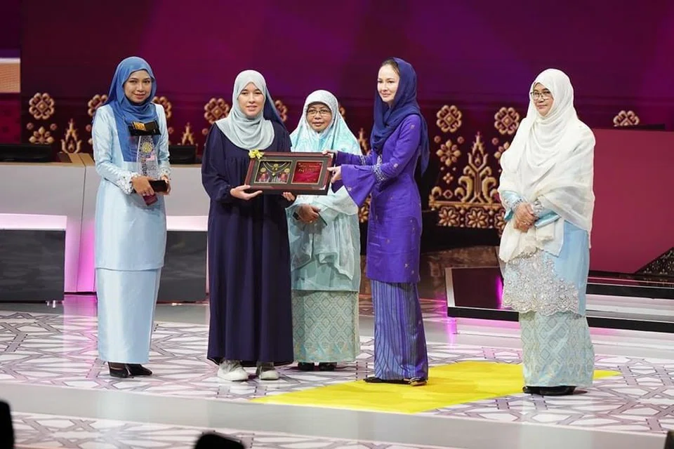 JOHAN WANITA: Sultanah Perak, Tuanku Zara Salim, menyampaikan hadiah kepada qariah dari Maghribi selaku johan kategori wanita, Cik Sara Belmamoun.