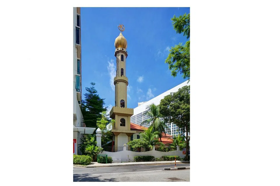 BERDIRI TEGAP: Menara masjid setinggi 28 meter hanya dibina pada 1985 sewaktu kerja naik taraf. Masjid Omar Kampong Melaka telah menjalani kerja peningkatan sebanyak tiga kali, yang terakhir dilakukan pada 2009 yang menyaksikan bumbung usang digantikan selain bangunan tambahan didirikan bersebelahan bangunan masjid utama. - Foto fail 