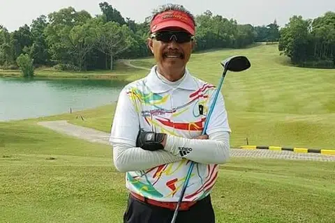 Setiap Khamis, Encik Sies bermain golf untuk kekal cergas.