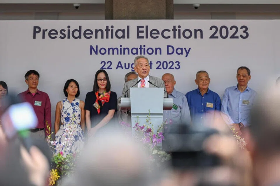 UCAPAN PENGHARGAAN: Encik Ng Kok Song, 75 tahun, memberikan ucapan kepada penyokong di ibu pejabat Persatuan Rakyat (PA) pada Selasa setelah beliau berjaya dipilih sebagai calon Pilihan Raya Presiden 2023. Bersama dalam gambar ialah tunangnya, Cik Sybil Lau, 45 tahun (tiga dari kiri).