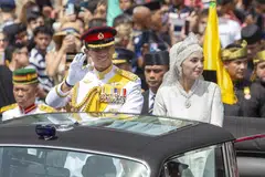 PENAMPILAN UMUM PERTAMA: Pasangan diraja membuat penampilan umum pertama sebagai pasangan suami isteri dalam perarakan melalui ibu kota Bandar Seri Begawan di hadapan ribuan penonton pada 14 Januari 2024.