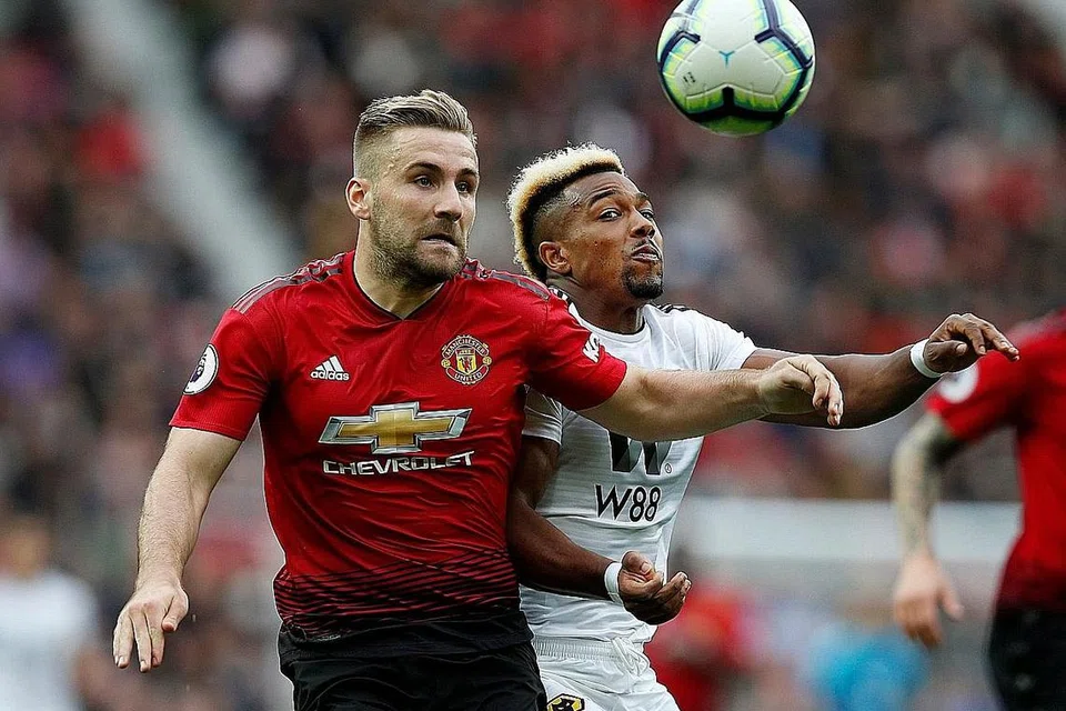 KRISIS BOLEH DIATASI: Luke Shaw (jersi merah) mengeluarkan kenyataan yang dianggap beberapa pihak sebagai baik demi peningkatan persembahan Manchester United. - Foto Reuters